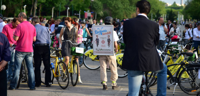 Business pe Bicicleta - mai 2016: sute de biciclisti pedaleaza la costum pe arterele principale ale Bucurestiului