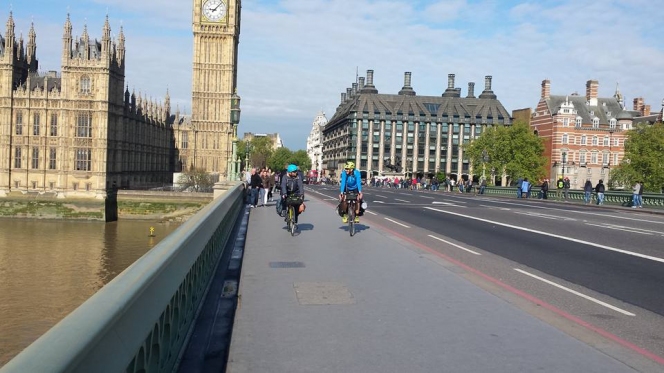 Doi români stabiliți în Anglia încep turul Europei pe biciclete, pentru a susține educația copiilor fără posibilități din România