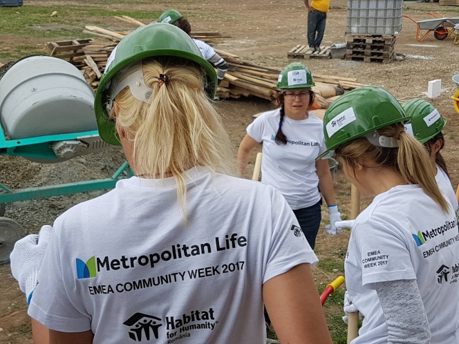 Angajații Metropolitan Life voluntariază pe șantierele Habitat for Humanity pentru a susţine proiecte comunitare în Europa, Orientul Mijlociu şi Africa