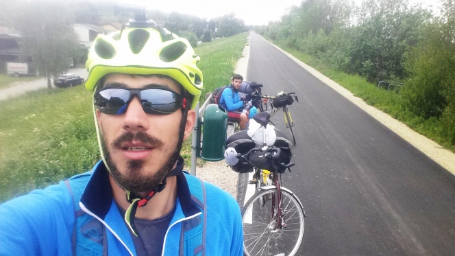 Cei doi români, care au pornit pe biciclete de la Londra la București pentru a sprijini educația, au ajuns la destinație