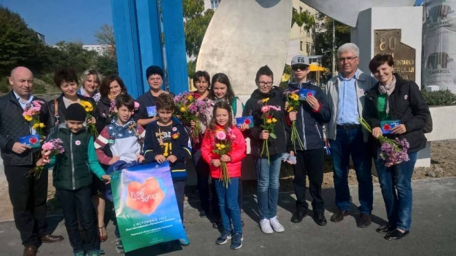 6500 de vârstnici au primit o floare și un gând bun de Ziua Internațională a Persoanelor Vârstnice