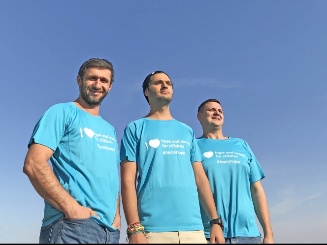 Dragoș Bucur, Omid Ghannadi și Tudor Bratu aleargă la Maratonul Internațional București pentru cauza Hope and Homes for Children