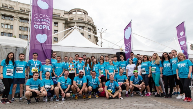 Marius Manole, Dragoș Bucurenci și Vladimir Drăghia aleargă la Maratonul București pentru a ajuta o familie să rămână împreună
