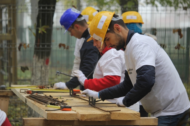 Teambuilding pe șantier: voluntari Raiffeisen Bank au lucrat la construcția unui centru comunitar în Buftea