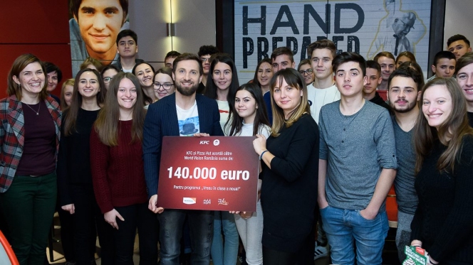 KFC și Pizza Hut vor dona suma record de 140.000 de euro pentru programul „Vreau în clasa a noua”