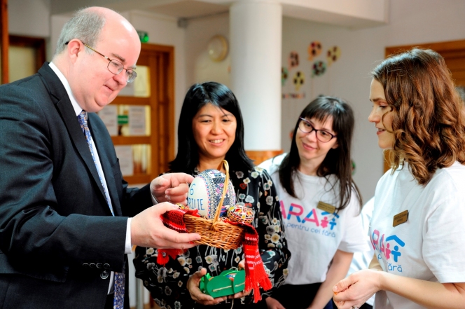 Ambasadorul Marii Britanii Paul Brummell și familia acestuia și-au petrecut Vinerea Mare la unul dintre  programele Fundației FARA din Suceava