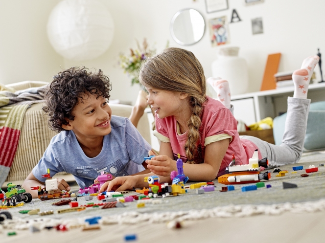 Un studiu realizat de Grupul LEGO® arată că familiile care se joacă mai mult sunt mai fericite