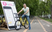 Zoli TOTH a ajutat 3 beneficiari ai Fundației Hope and Homes for Children să primească biciclete