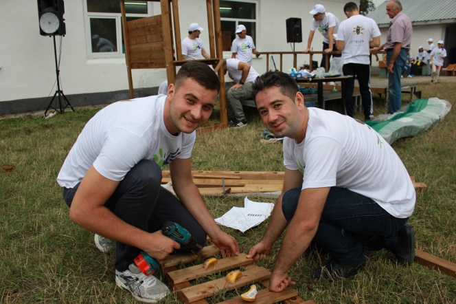 Peste 100 de voluntari au renovat Scoala Generala din satul Plopsor, judetul Dolj