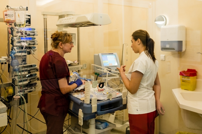 Echipele secțiilor de terapie intensivă nou-născuți Constanța și Marie Curie București fac schimb de experiență