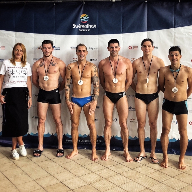 15 înotători au susținut Hope and Homes for Children la Swimathon București și au strâns bani pentru a ajuta o mamă să își păstreze copiii alături