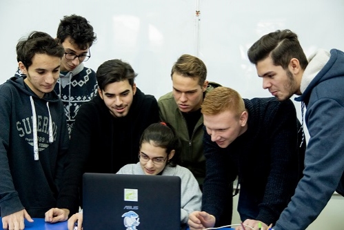 Elevii echipei heRObotics din Timișoara programează roboți aflați la bordul Stației Spațiale Internaționale, cu sprijinul BRD