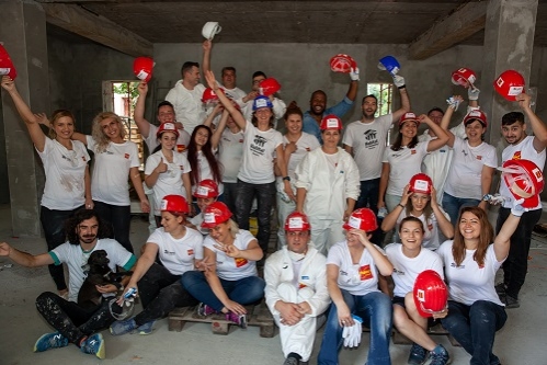 Teambuilding pe șantier: Angajații PENNY Market, voluntari pe șantierul Habitat for Humanity din Buftea