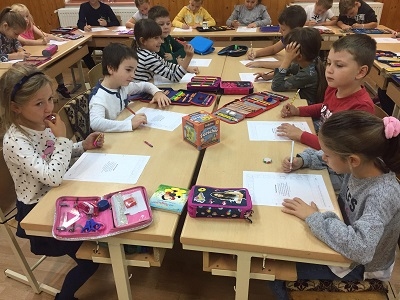 Nouă școli din Transilvania vor primi materiale educaționale și jocuri interactive noi, într-un proiect derulat de Fundația Michael Schmidt