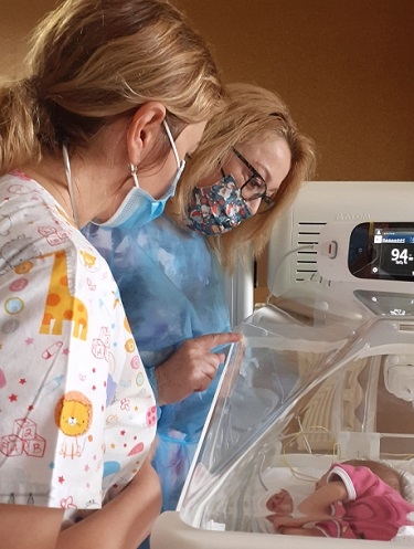 Salvați Copiii donează Maternității din Deva aparatură medicală complexă: sistem de resuscitare și incubator, pentru compartimentul de terapie intensivă neonatală