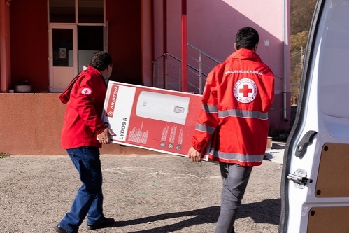 Peste 290,000 de beneficiari în cadrul proiectului umanitar Ariston pentru comunitate la finalul celei de a 5-a ediții derulate alături de Crucea Roșie Română
