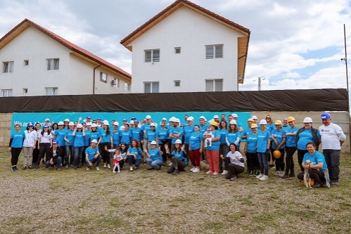 Habitat for Humanity România: 50 de lideri din business și societatea civilă au construit 4 case în Berceni, Prahova