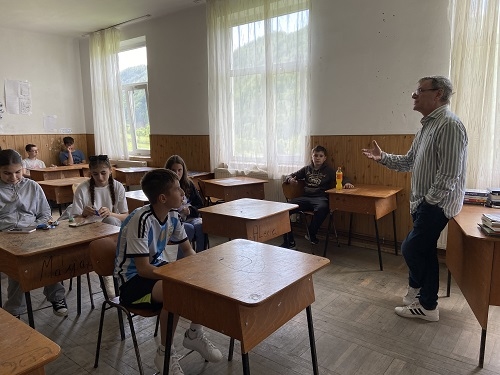 30 de elevi din Perișani, Vâlcea culeg povești de la bătrânii din satele comunei și vor publica o antologie de povestiri