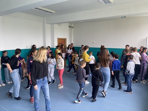 Elevii școlii gimnaziale din Rediu, Galați pregătesc spectacolul Muzicienii, în cadrul proiectului Creștem prin teatru, derulat de Fundația pentru Istorie, Cultură și Educație