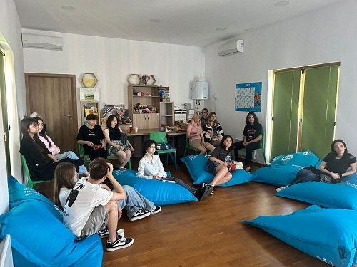 F-SIDES Chapters aduce educația prin artă mai aproape de tinerii din 10 orașe ale României