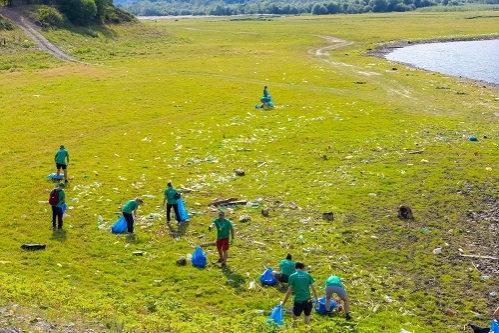 Peste 12 tone de deșeuri colectate de 420 de voluntari, în cadrul Lunii Curățeniei la Bicaz, cea mai amplă campanie de voluntariat dedicată curățării deșeurilor de pe malurile lacului