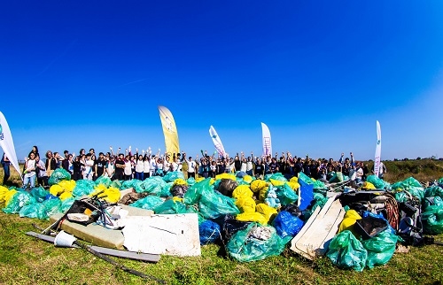 Voluntarii români au colectat peste 4 tone de deșeuri în cadrul inițiativei transnaționale River Cleanup Collective