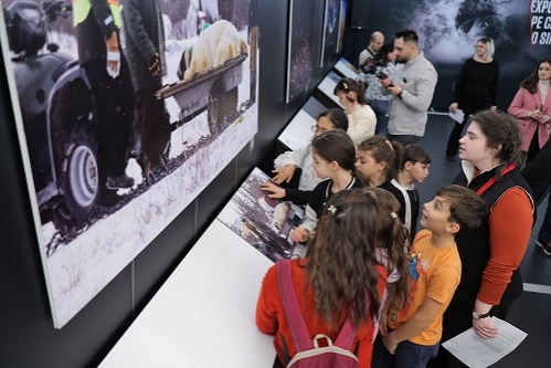 Canon România și Muzeul Antipa lansează „World Unseen”, expoziția de fotografie incluzivă pe care trebuie să o simți ca să o vezi