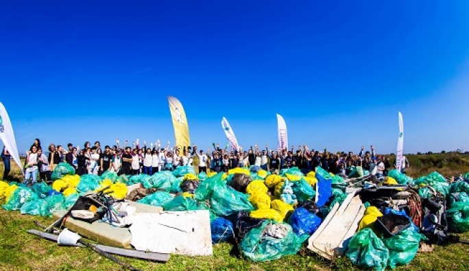 Voluntarii români au colectat peste 4 tone de deșeuri în cadrul inițiativei transnaționale River Cleanup Collective