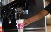 McDonald’s testează alternative la paiele de plastic