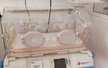 Secția de neonatologie a Spitalului Drobeta-Turnu Severin primește un incubator performant și un monitor de funcții vitale
