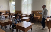 30 de elevi din Perișani, Vâlcea culeg povești de la bătrânii din satele comunei și vor publica o antologie de povestiri