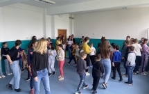 Elevii școlii gimnaziale din Rediu, Galați pregătesc spectacolul Muzicienii, în cadrul proiectului Creștem prin teatru, derulat de Fundația pentru Istorie, Cultură și Educație