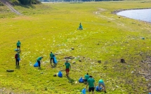 Peste 12 tone de deșeuri colectate de 420 de voluntari, în cadrul Lunii Curățeniei la Bicaz, cea mai amplă campanie de voluntariat dedicată curățării deșeurilor de pe malurile lacului